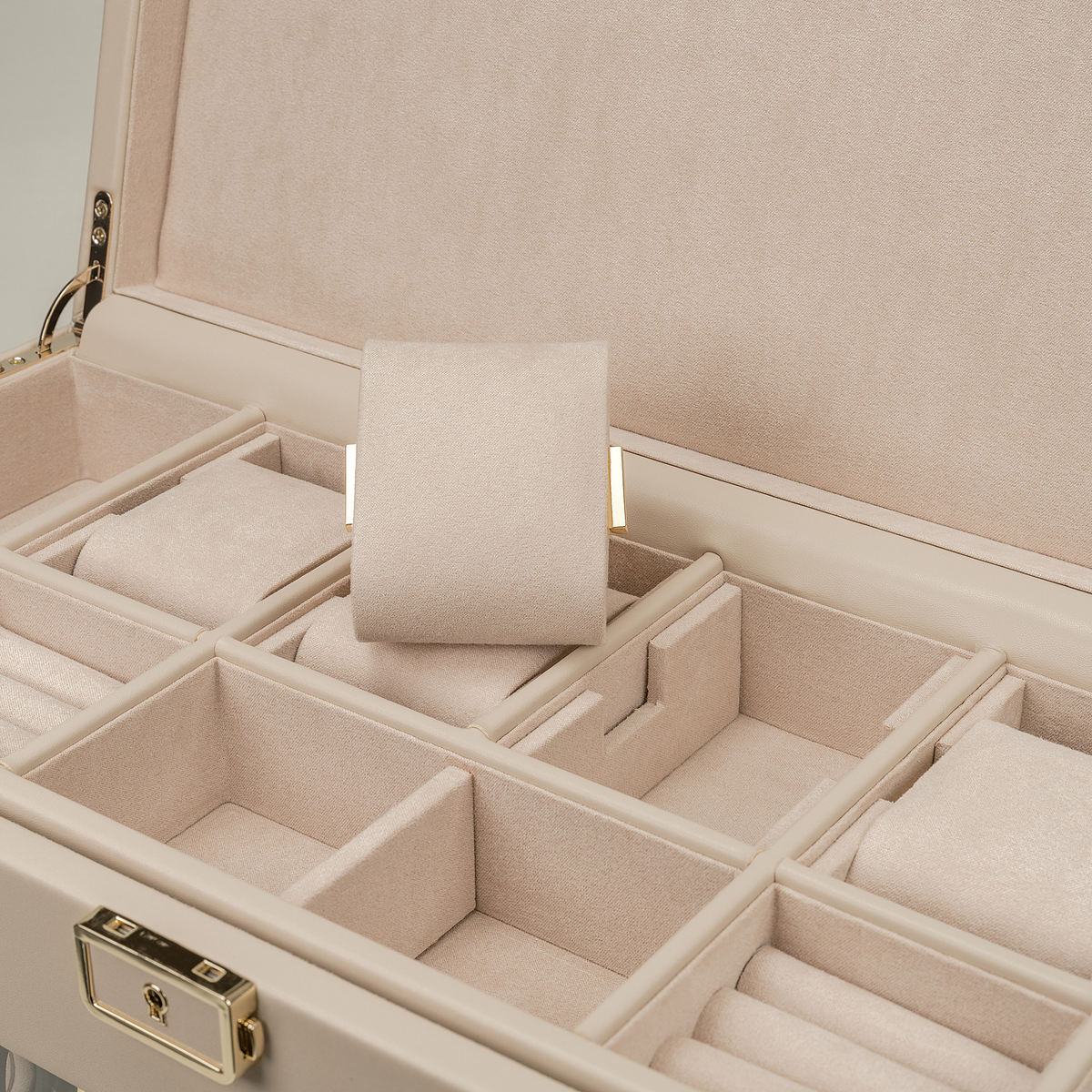 Uhrenbeweger 3 Uhren luxora beige-gold – Detailansicht Ablagefach