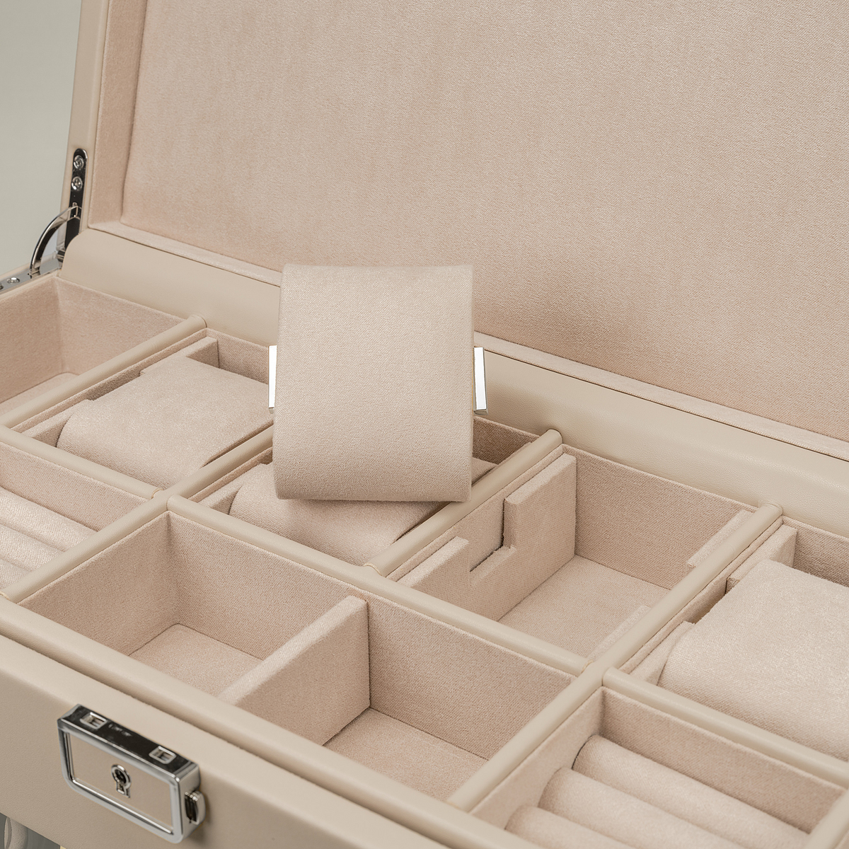 Uhrenbeweger 3 Uhren luxora beige-chrom – Detailansicht Ablagefach